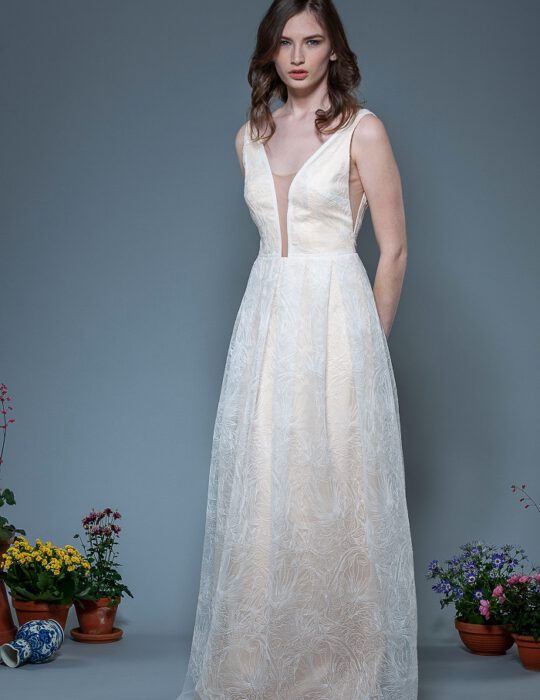 Brautkleid-Luise-thereseundluise-bestickter-tüll-tiefer-rückenausschnitt