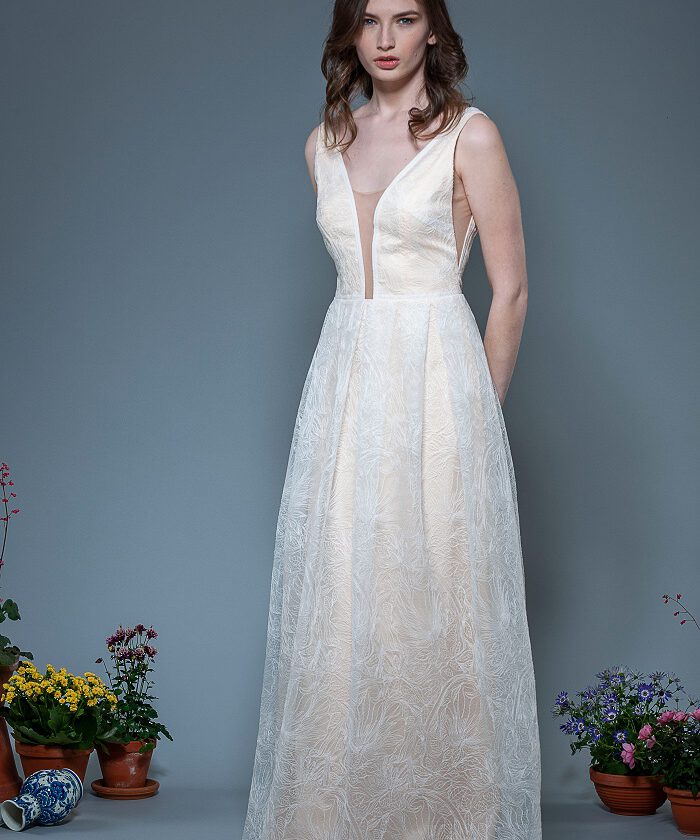 Brautkleid-Luise-thereseundluise-bestickter-tüll-tiefer-rückenausschnitt