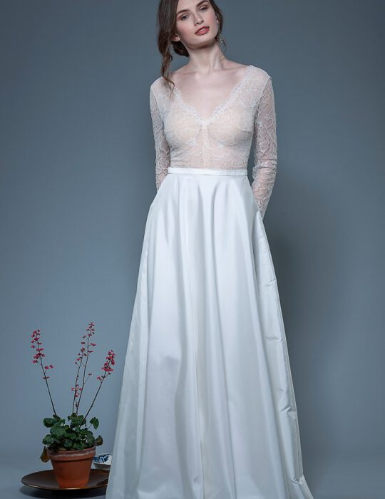 Brautkleid-Laura-thereseundluise-spitze-tiefer-V-Ausschnitt-vorne-und-hinten-langer-Ärmel