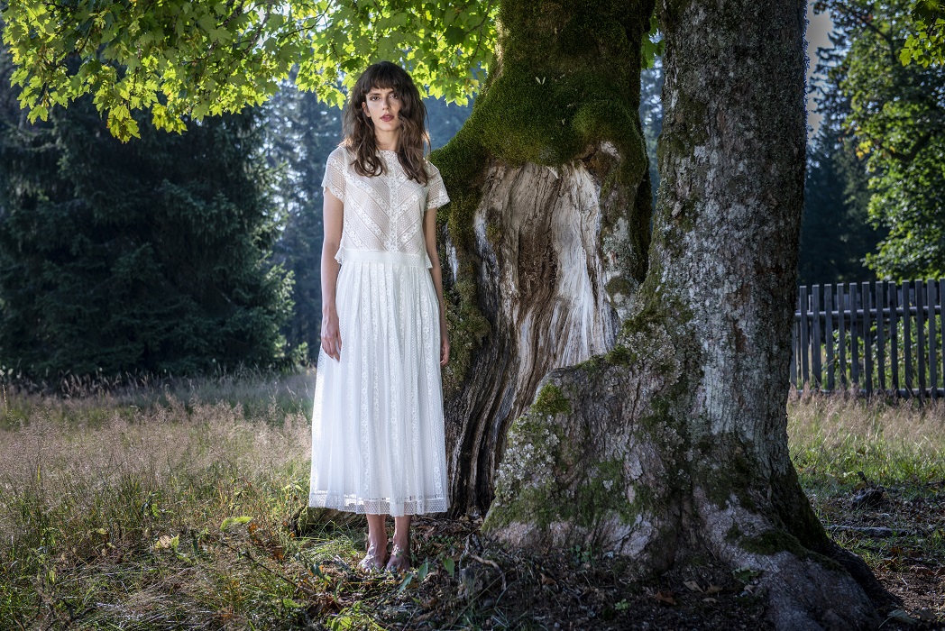 thereseundluise-bettina-hirtreiter-brautkleid-zweiteiler-kathleen-französische-spitze-kurzer-rock