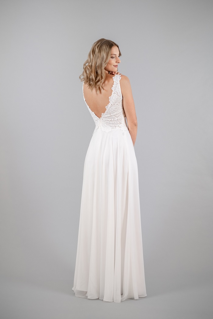 thereseundluise-bettina-hirtreiter-brautkleid-2023-olivet3-v-ausschnitt-11 therese-und-luise-brautkleid-2023-spitze-mit-v-auschnitt