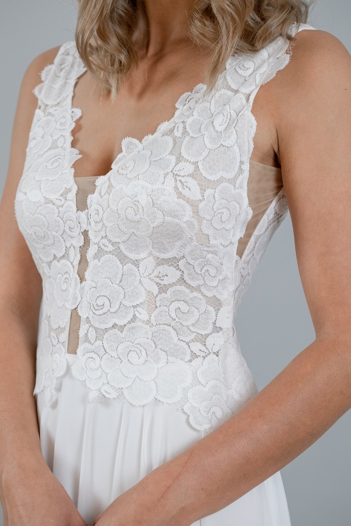 thereseundluise-bettina-hirtreiter-brautkleid-2023-olivet3-v-ausschnitt-21 therese-und-luise-brautkleid-2023-spitze-mit-v-auschnitt