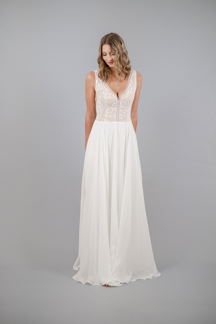 thereseundluise-bettina-hirtreiter-brautkleid-2023-tiefer-ausschnitt-olivet1.2-2 thereseundluise-brautkleid-2023-tiefer-ausschnitt
